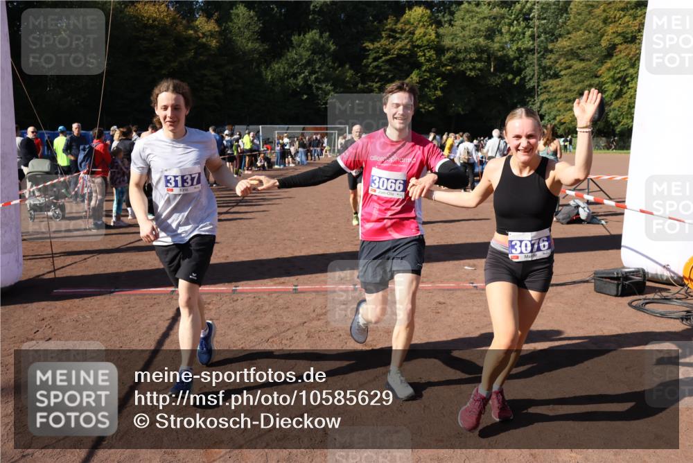27.09.2026 - 35. Volkslauf durch das schöne Alstertal Strokosch-Dieckow http://msf.ph/oto/10585629 27.09.2026 11:45:15 Ziel 1470, 3066, 3076, 3124, 3137, 3283, 3284 meine-sportfotos.de