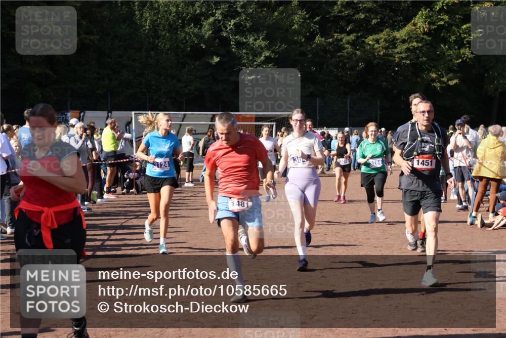 27.09.2026 - 35. Volkslauf durch das schöne Alstertal Strokosch-Dieckow http://msf.ph/oto/10585665 27.09.2026 11:45:07 Ziel 1442, 1451, 1481, 3045, 3066, 3076, 3124, 3137, 3283, 3284, 3357 meine-sportfotos.de