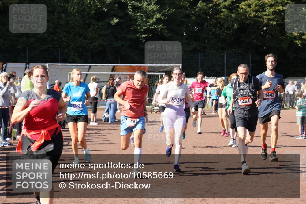 27.09.2026 - 35. Volkslauf durch das schöne Alstertal Strokosch-Dieckow http://msf.ph/oto/10585669 27.09.2026 11:45:06 Ziel 1442, 1451, 1481, 3045, 3066, 3076, 3124, 3137, 3283, 3284, 3357 meine-sportfotos.de