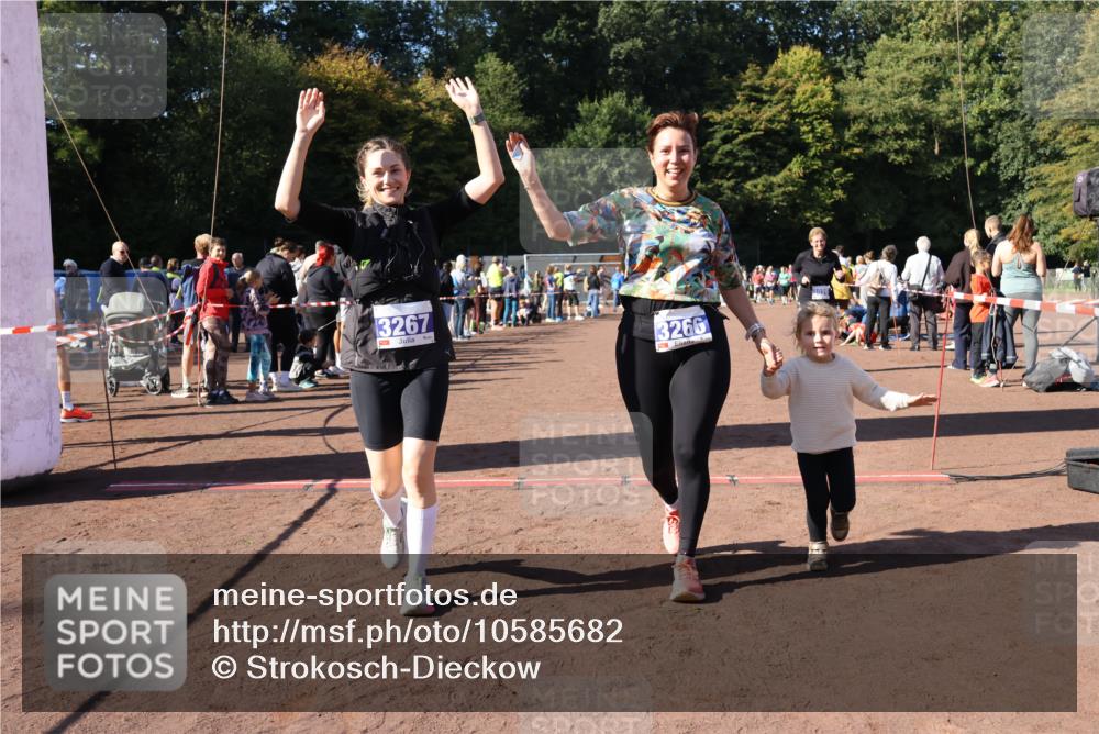 27.09.2026 - 35. Volkslauf durch das schöne Alstertal Strokosch-Dieckow http://msf.ph/oto/10585682 27.09.2026 11:44:56 Ziel 3029, 3266, 3267 meine-sportfotos.de