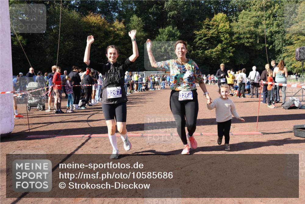 27.09.2026 - 35. Volkslauf durch das schöne Alstertal Strokosch-Dieckow http://msf.ph/oto/10585686 27.09.2026 11:44:56 Ziel 3029, 3266, 3267 meine-sportfotos.de