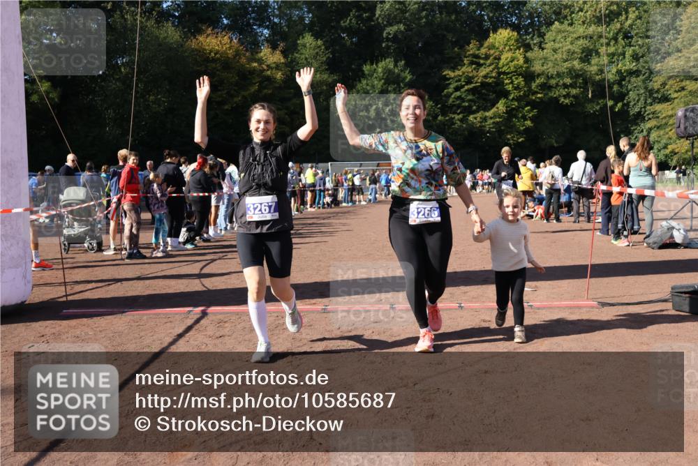 27.09.2026 - 35. Volkslauf durch das schöne Alstertal Strokosch-Dieckow http://msf.ph/oto/10585687 27.09.2026 11:44:56 Ziel 3029, 3266, 3267 meine-sportfotos.de