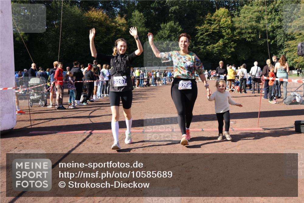 27.09.2026 - 35. Volkslauf durch das schöne Alstertal Strokosch-Dieckow http://msf.ph/oto/10585689 27.09.2026 11:44:55 Ziel 3029, 3266, 3267 meine-sportfotos.de