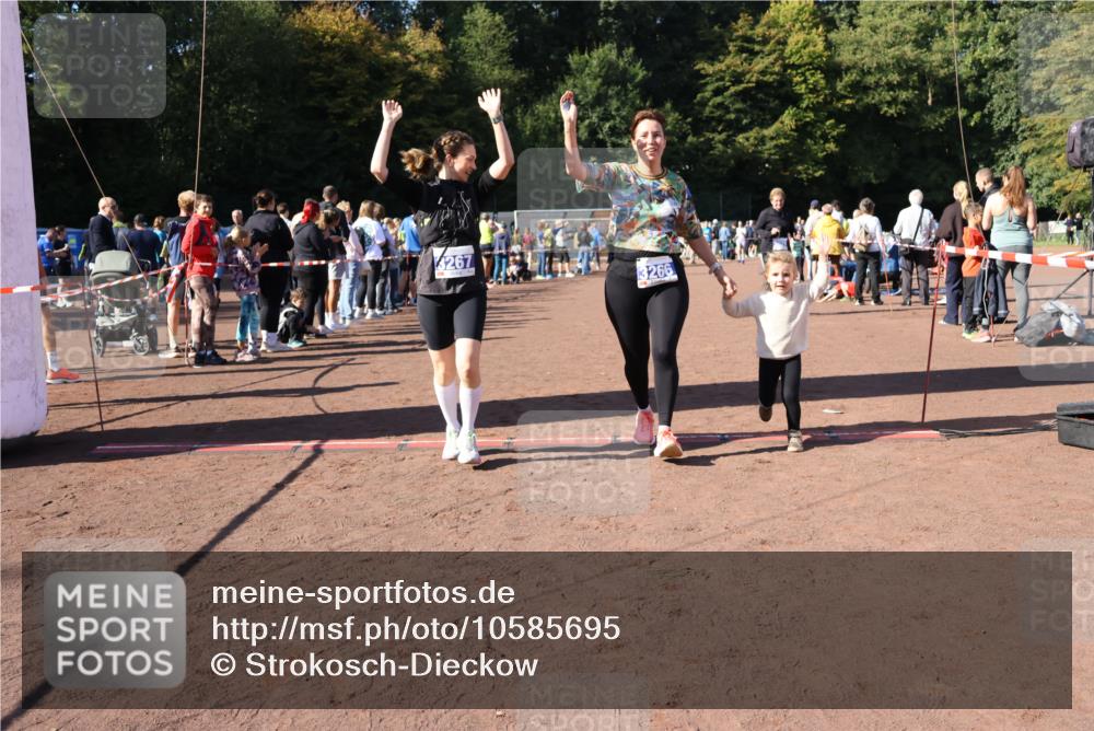 27.09.2026 - 35. Volkslauf durch das schöne Alstertal Strokosch-Dieckow http://msf.ph/oto/10585695 27.09.2026 11:44:55 Ziel 3029, 3266, 3267 meine-sportfotos.de