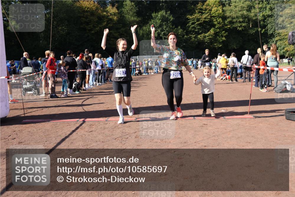 27.09.2026 - 35. Volkslauf durch das schöne Alstertal Strokosch-Dieckow http://msf.ph/oto/10585697 27.09.2026 11:44:55 Ziel 3029, 3266, 3267 meine-sportfotos.de
