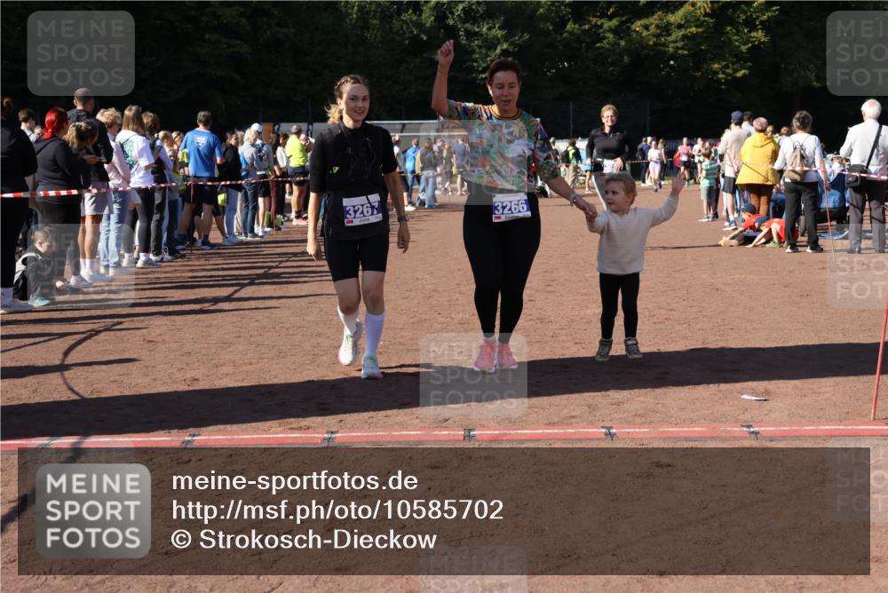 27.09.2026 - 35. Volkslauf durch das schöne Alstertal Strokosch-Dieckow http://msf.ph/oto/10585702 27.09.2026 11:44:54 Ziel 3029, 3266, 3267 meine-sportfotos.de