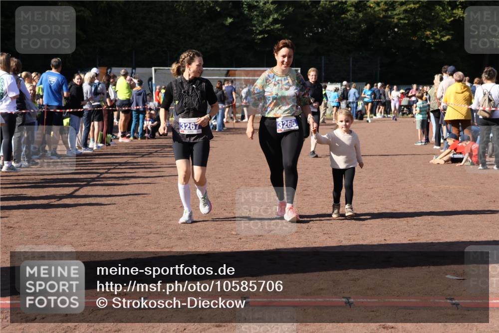 27.09.2026 - 35. Volkslauf durch das schöne Alstertal Strokosch-Dieckow http://msf.ph/oto/10585706 27.09.2026 11:44:53 Ziel 3029, 3266, 3267 meine-sportfotos.de
