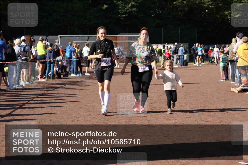 27.09.2026 - 35. Volkslauf durch das schöne Alstertal Strokosch-Dieckow http://msf.ph/oto/10585710 27.09.2026 11:44:52 Ziel 3029, 3266, 3267 meine-sportfotos.de