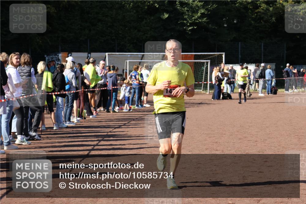 27.09.2026 - 35. Volkslauf durch das schöne Alstertal Strokosch-Dieckow http://msf.ph/oto/10585734 27.09.2026 11:44:16 Ziel 1476, 3113, 3390 meine-sportfotos.de