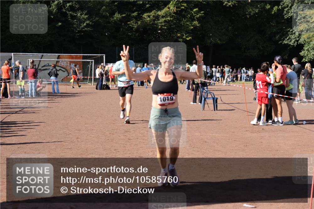 27.09.2026 - 35. Volkslauf durch das schöne Alstertal Strokosch-Dieckow http://msf.ph/oto/10585760 27.09.2026 11:56:12 Ziel 1019, 1531, 1560 meine-sportfotos.de