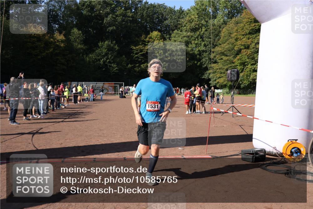 27.09.2026 - 35. Volkslauf durch das schöne Alstertal Strokosch-Dieckow http://msf.ph/oto/10585765 27.09.2026 11:56:09 Ziel 1019, 1531, 1534, 1560 meine-sportfotos.de