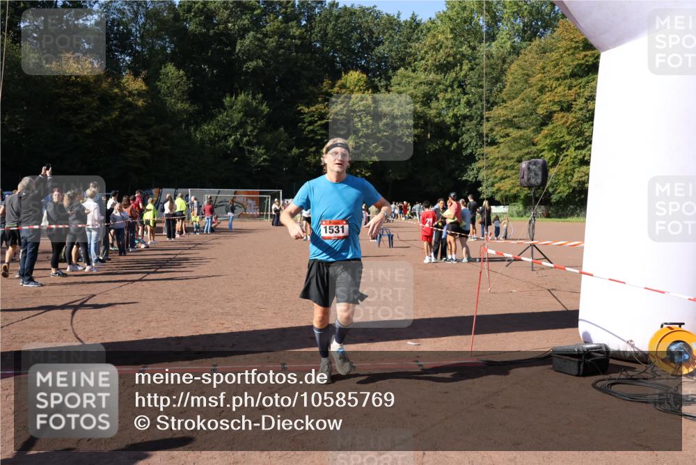 27.09.2026 - 35. Volkslauf durch das schöne Alstertal Strokosch-Dieckow http://msf.ph/oto/10585769 27.09.2026 11:56:09 Ziel 1019, 1531, 1534, 1560 meine-sportfotos.de