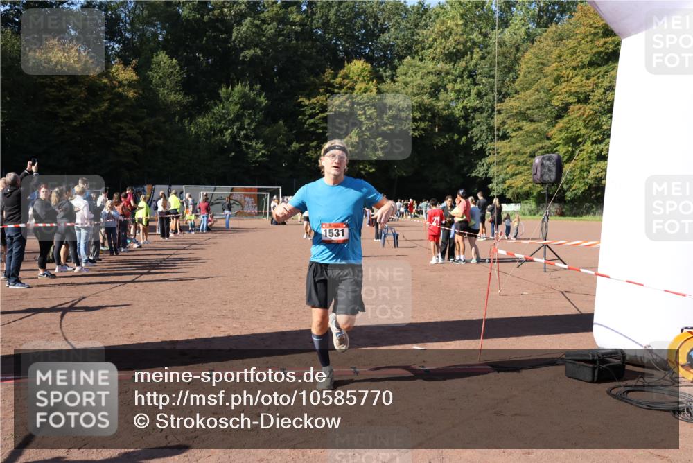 27.09.2026 - 35. Volkslauf durch das schöne Alstertal Strokosch-Dieckow http://msf.ph/oto/10585770 27.09.2026 11:56:09 Ziel 1019, 1531, 1534, 1560 meine-sportfotos.de