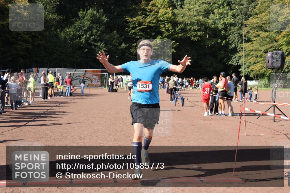 27.09.2026 - 35. Volkslauf durch das schöne Alstertal Strokosch-Dieckow http://msf.ph/oto/10585773 27.09.2026 11:56:08 Ziel 1019, 1531, 1534, 1560 meine-sportfotos.de