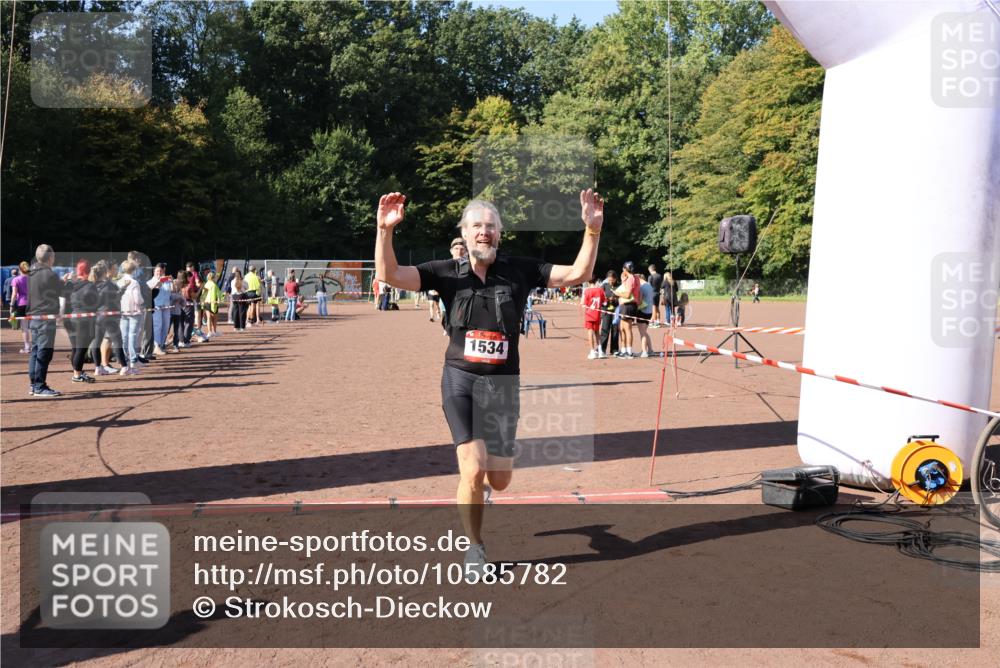 27.09.2026 - 35. Volkslauf durch das schöne Alstertal Strokosch-Dieckow http://msf.ph/oto/10585782 27.09.2026 11:56:07 Ziel 1019, 1531, 1534, 1560 meine-sportfotos.de