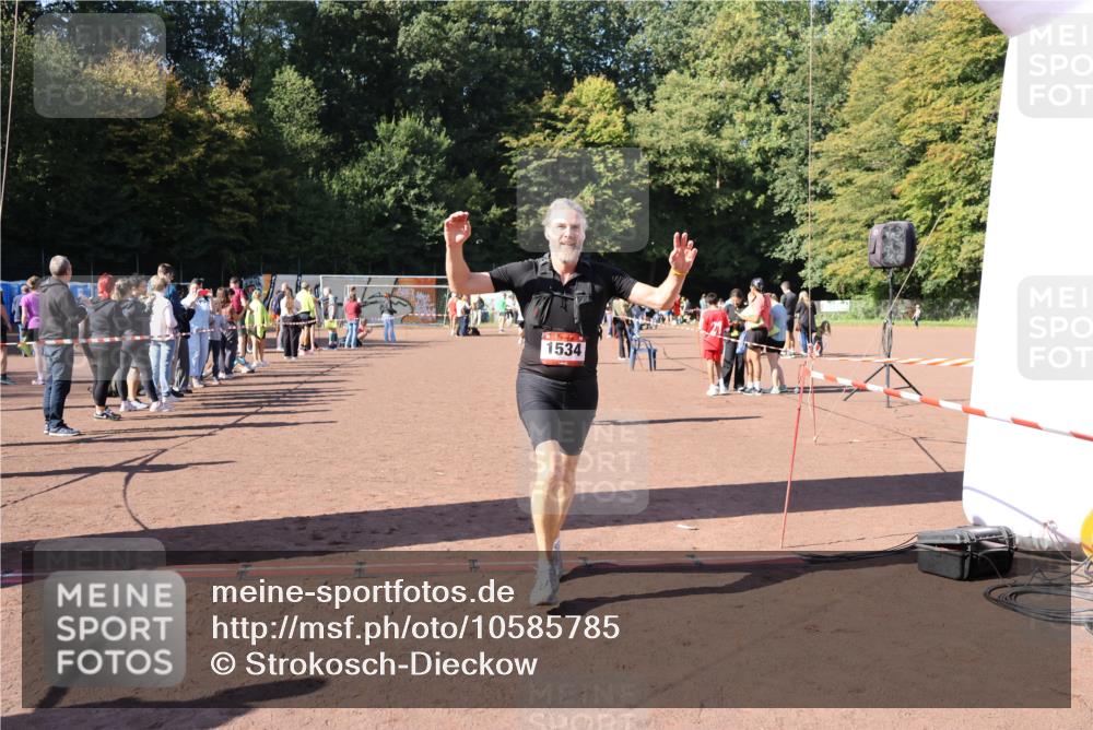 27.09.2026 - 35. Volkslauf durch das schöne Alstertal Strokosch-Dieckow http://msf.ph/oto/10585785 27.09.2026 11:56:06 Ziel 1019, 1531, 1534 meine-sportfotos.de