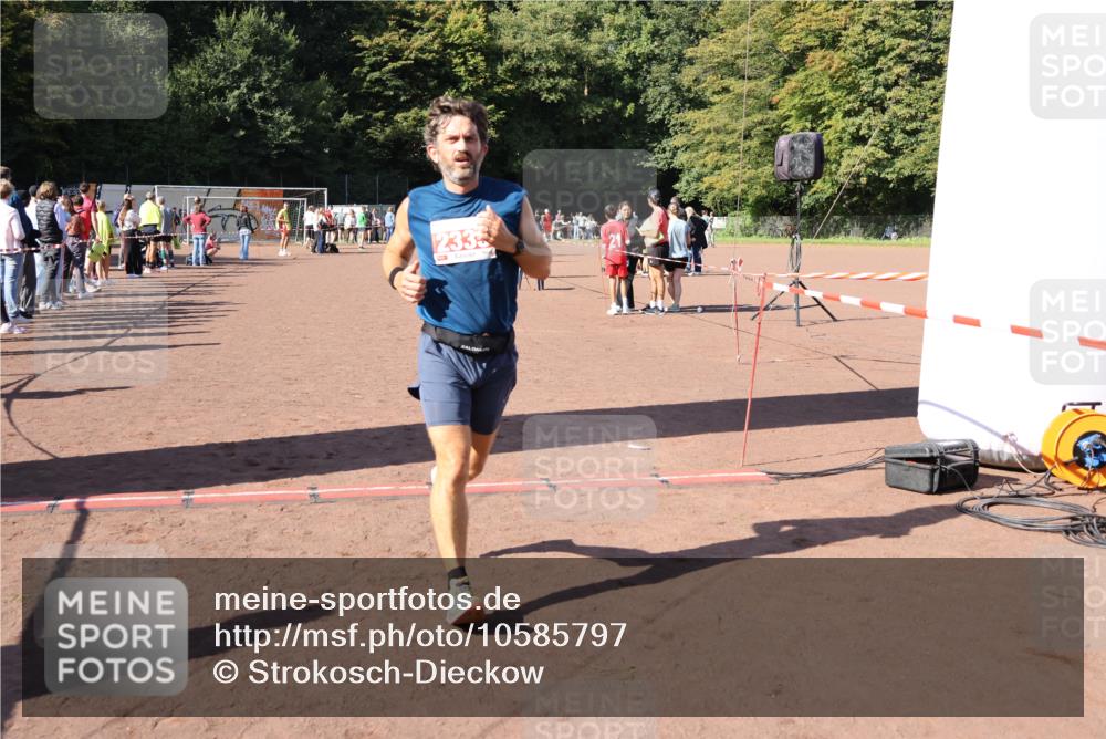 27.09.2026 - 35. Volkslauf durch das schöne Alstertal Strokosch-Dieckow http://msf.ph/oto/10585797 27.09.2026 11:55:52 Ziel 1525, 2335, 2379 meine-sportfotos.de