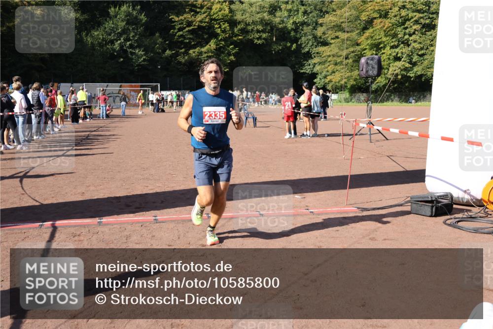 27.09.2026 - 35. Volkslauf durch das schöne Alstertal Strokosch-Dieckow http://msf.ph/oto/10585800 27.09.2026 11:55:52 Ziel 1525, 2335, 2379 meine-sportfotos.de