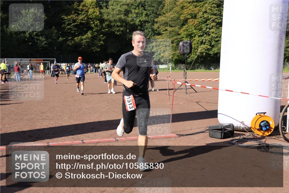 27.09.2026 - 35. Volkslauf durch das schöne Alstertal Strokosch-Dieckow http://msf.ph/oto/10585830 27.09.2026 11:55:43 Ziel 1513, 1517, 1525, 1533, 1559, 2335, 2379 meine-sportfotos.de