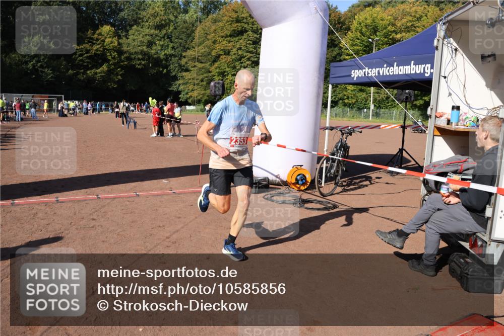 27.09.2026 - 35. Volkslauf durch das schöne Alstertal Strokosch-Dieckow http://msf.ph/oto/10585856 27.09.2026 11:55:21 Ziel 1489, 1549, 2353 meine-sportfotos.de