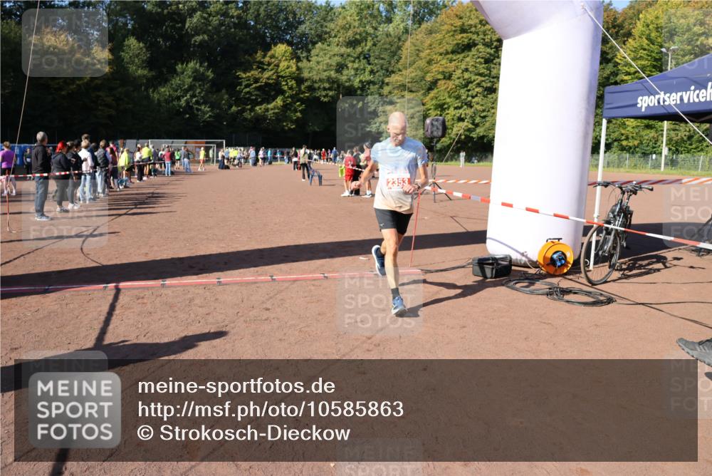 27.09.2026 - 35. Volkslauf durch das schöne Alstertal Strokosch-Dieckow http://msf.ph/oto/10585863 27.09.2026 11:55:21 Ziel 1489, 1549, 2353 meine-sportfotos.de