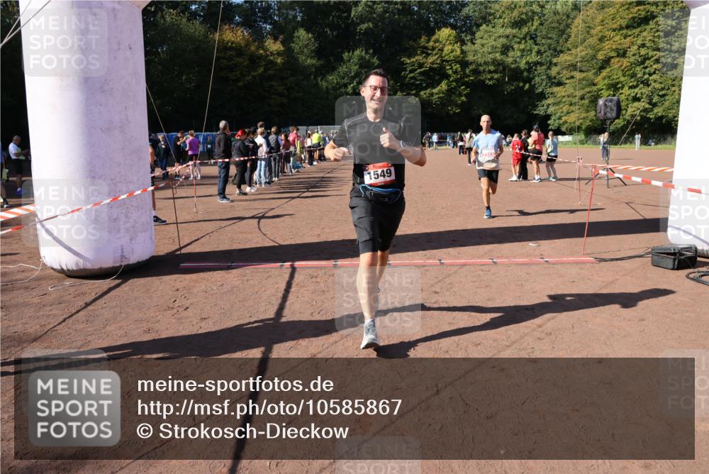 27.09.2026 - 35. Volkslauf durch das schöne Alstertal Strokosch-Dieckow http://msf.ph/oto/10585867 27.09.2026 11:55:19 Ziel 1489, 1549, 2353 meine-sportfotos.de
