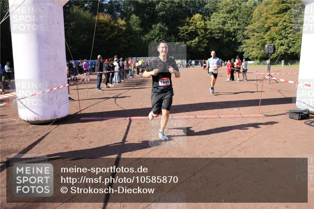 27.09.2026 - 35. Volkslauf durch das schöne Alstertal Strokosch-Dieckow http://msf.ph/oto/10585870 27.09.2026 11:55:19 Ziel 1489, 1549, 2353 meine-sportfotos.de