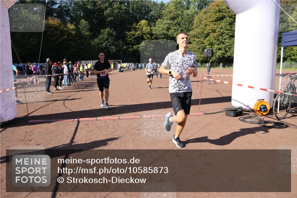 27.09.2026 - 35. Volkslauf durch das schöne Alstertal Strokosch-Dieckow http://msf.ph/oto/10585873 27.09.2026 11:55:18 Ziel 1489, 1549, 2353 meine-sportfotos.de