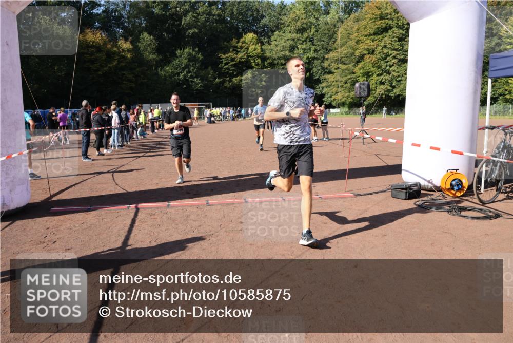 27.09.2026 - 35. Volkslauf durch das schöne Alstertal Strokosch-Dieckow http://msf.ph/oto/10585875 27.09.2026 11:55:18 Ziel 1489, 1549, 2353 meine-sportfotos.de