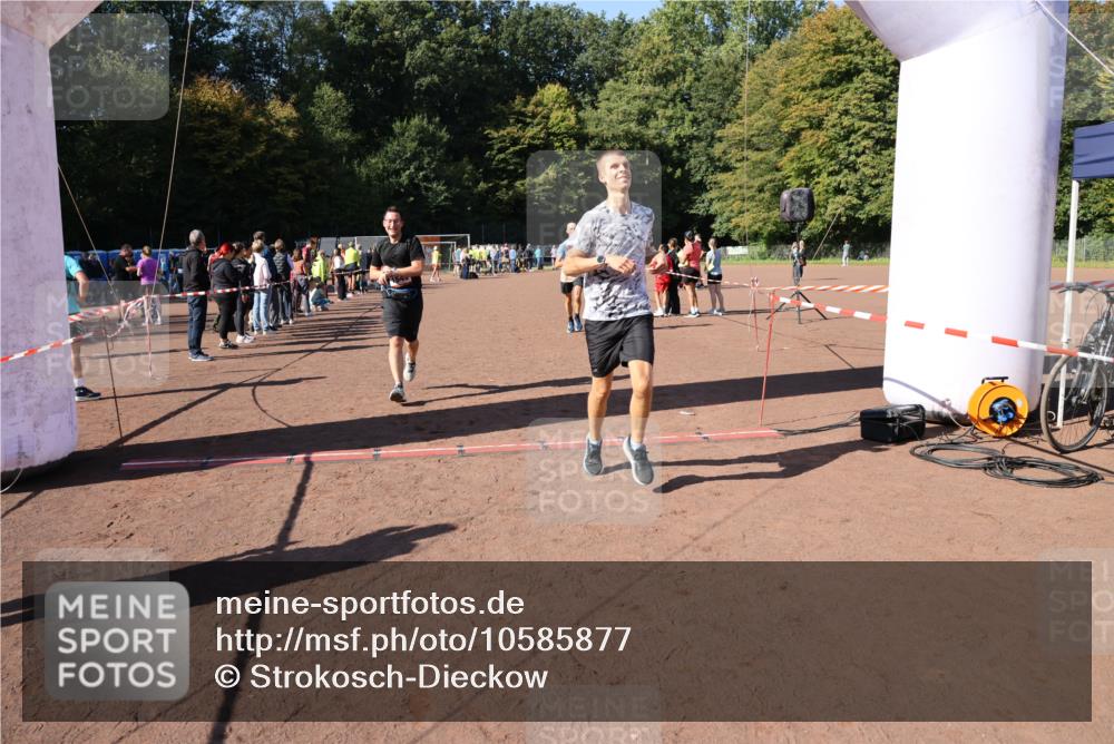 27.09.2026 - 35. Volkslauf durch das schöne Alstertal Strokosch-Dieckow http://msf.ph/oto/10585877 27.09.2026 11:55:18 Ziel 1489, 1549, 2353 meine-sportfotos.de