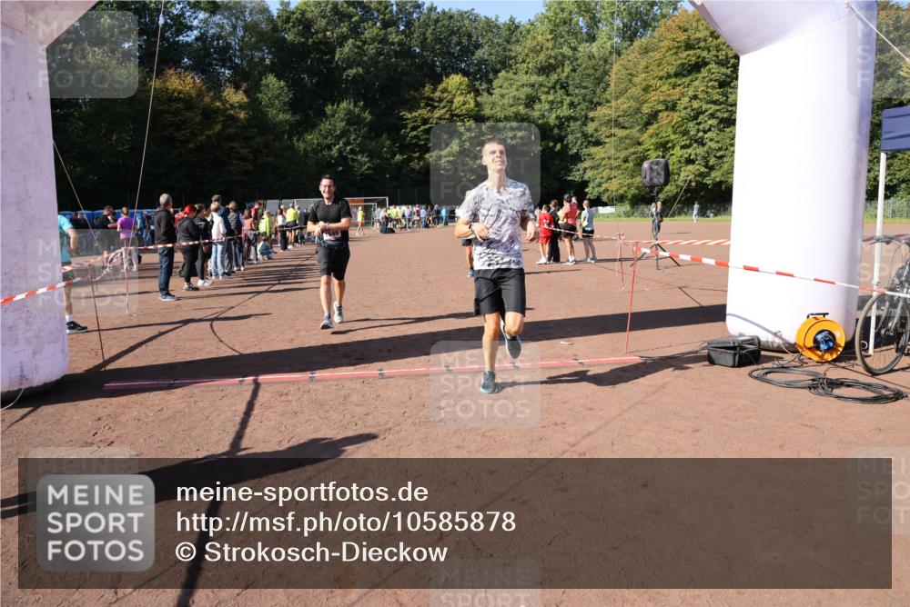 27.09.2026 - 35. Volkslauf durch das schöne Alstertal Strokosch-Dieckow http://msf.ph/oto/10585878 27.09.2026 11:55:18 Ziel 1489, 1549, 2353 meine-sportfotos.de
