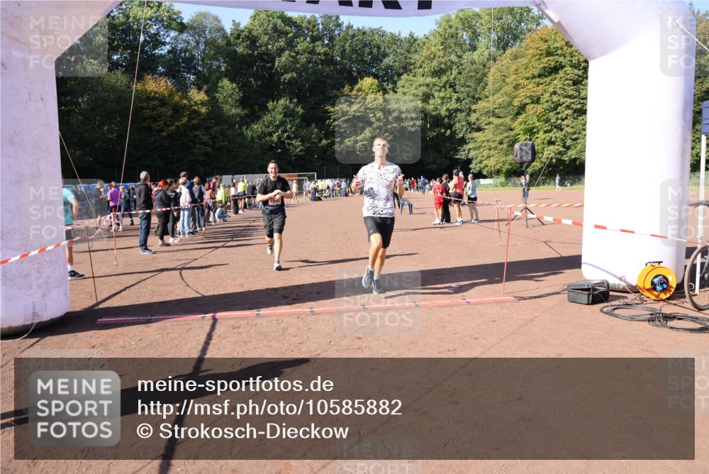 27.09.2026 - 35. Volkslauf durch das schöne Alstertal Strokosch-Dieckow http://msf.ph/oto/10585882 27.09.2026 11:55:17 Ziel 1489, 1549, 2353 meine-sportfotos.de