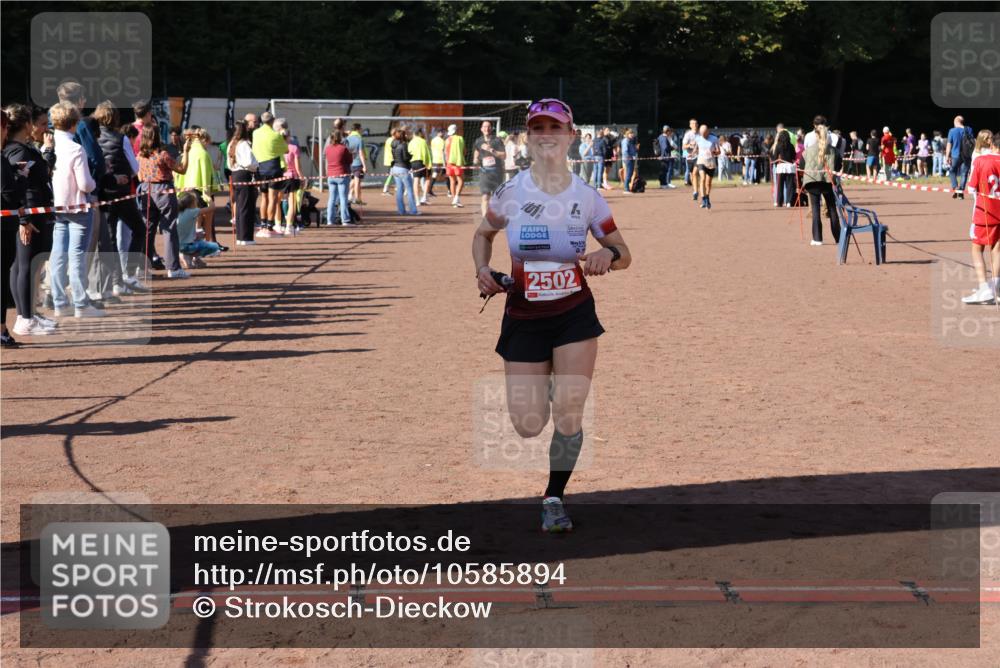 27.09.2026 - 35. Volkslauf durch das schöne Alstertal Strokosch-Dieckow http://msf.ph/oto/10585894 27.09.2026 11:55:10 Ziel 1489, 1549, 2502 meine-sportfotos.de