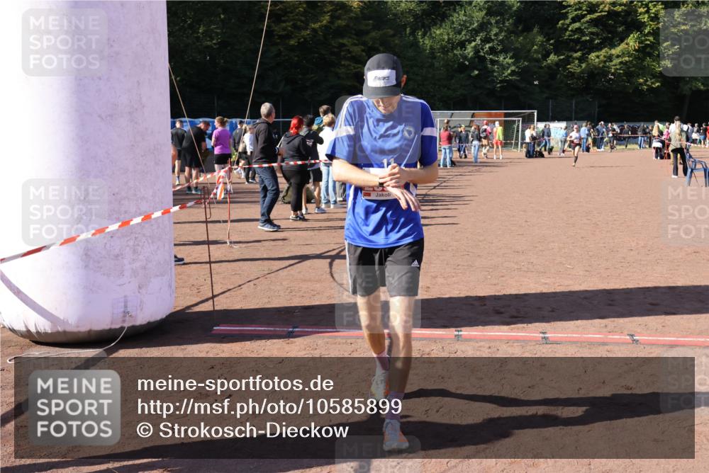 27.09.2026 - 35. Volkslauf durch das schöne Alstertal Strokosch-Dieckow http://msf.ph/oto/10585899 27.09.2026 11:55:02 Ziel 1472, 2334, 2502 meine-sportfotos.de