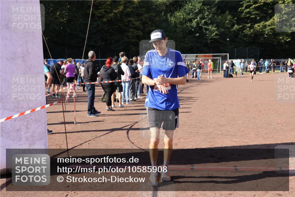 27.09.2026 - 35. Volkslauf durch das schöne Alstertal Strokosch-Dieckow http://msf.ph/oto/10585908 27.09.2026 11:55:02 Ziel 1472, 2334, 2502 meine-sportfotos.de