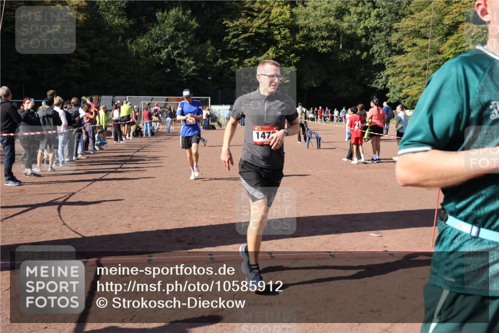 27.09.2026 - 35. Volkslauf durch das schöne Alstertal Strokosch-Dieckow http://msf.ph/oto/10585912 27.09.2026 11:54:59 Ziel 1472, 1497, 2334 meine-sportfotos.de