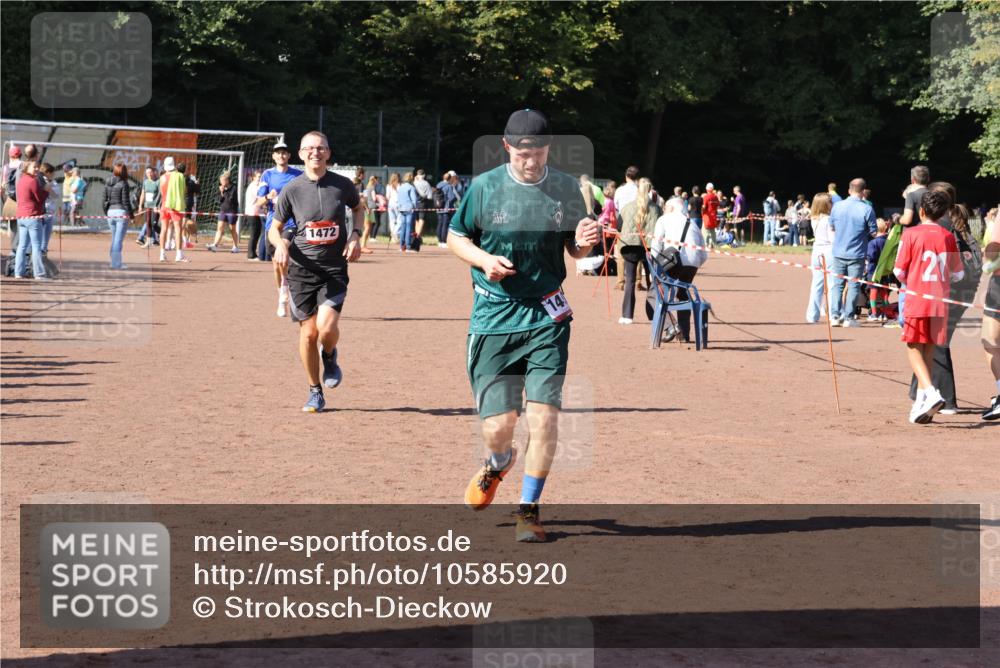 27.09.2026 - 35. Volkslauf durch das schöne Alstertal Strokosch-Dieckow http://msf.ph/oto/10585920 27.09.2026 11:54:55 Ziel 1472, 1497, 2334 meine-sportfotos.de
