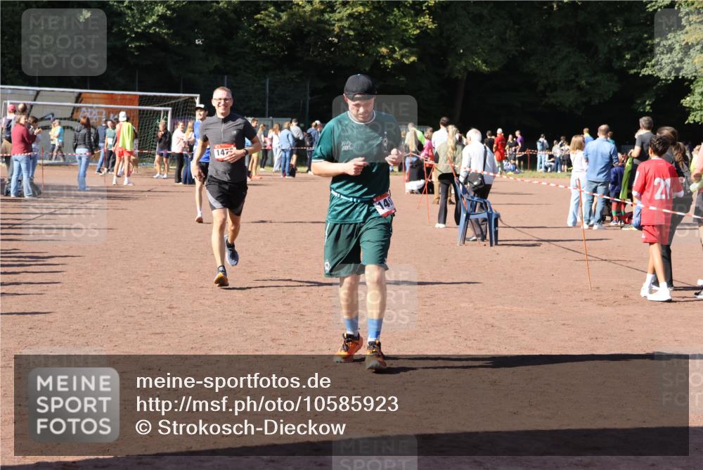 27.09.2026 - 35. Volkslauf durch das schöne Alstertal Strokosch-Dieckow http://msf.ph/oto/10585923 27.09.2026 11:54:55 Ziel 1472, 1497, 2334 meine-sportfotos.de