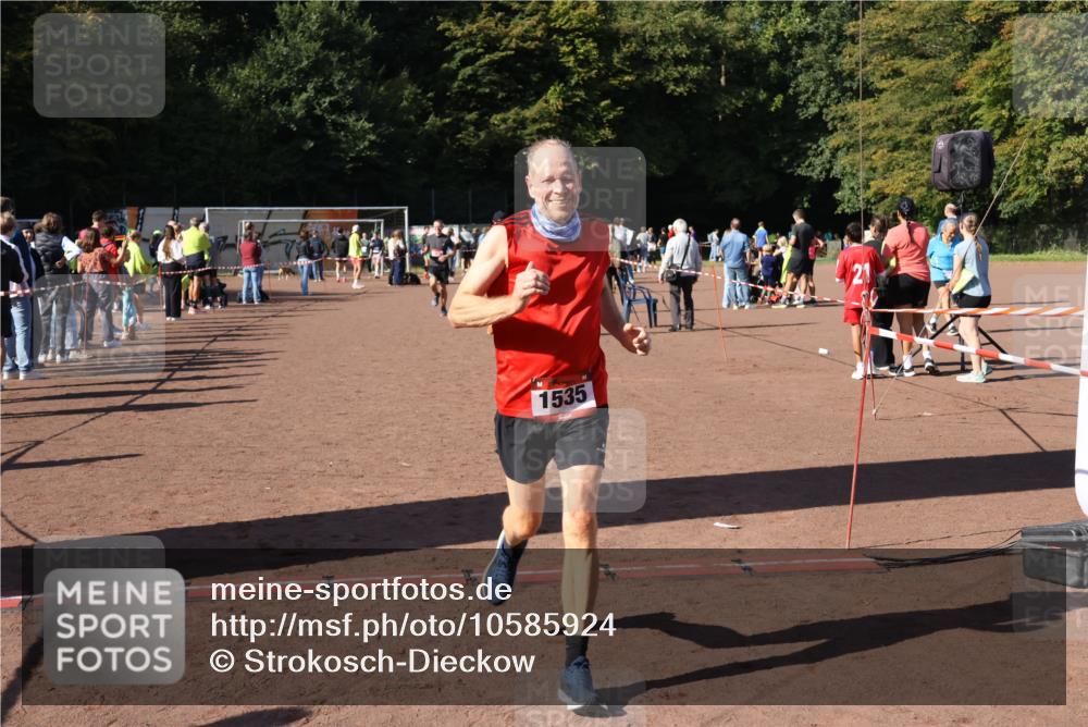 27.09.2026 - 35. Volkslauf durch das schöne Alstertal Strokosch-Dieckow http://msf.ph/oto/10585924 27.09.2026 11:54:51 Ziel 1472, 1497, 1535 meine-sportfotos.de