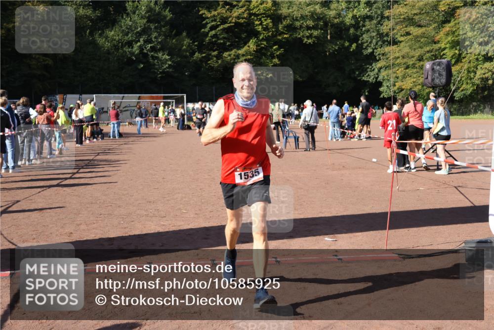 27.09.2026 - 35. Volkslauf durch das schöne Alstertal Strokosch-Dieckow http://msf.ph/oto/10585925 27.09.2026 11:54:51 Ziel 1472, 1497, 1535 meine-sportfotos.de