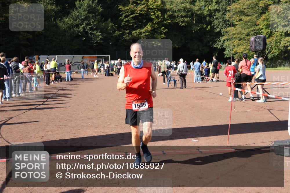 27.09.2026 - 35. Volkslauf durch das schöne Alstertal Strokosch-Dieckow http://msf.ph/oto/10585927 27.09.2026 11:54:51 Ziel 1472, 1497, 1535 meine-sportfotos.de