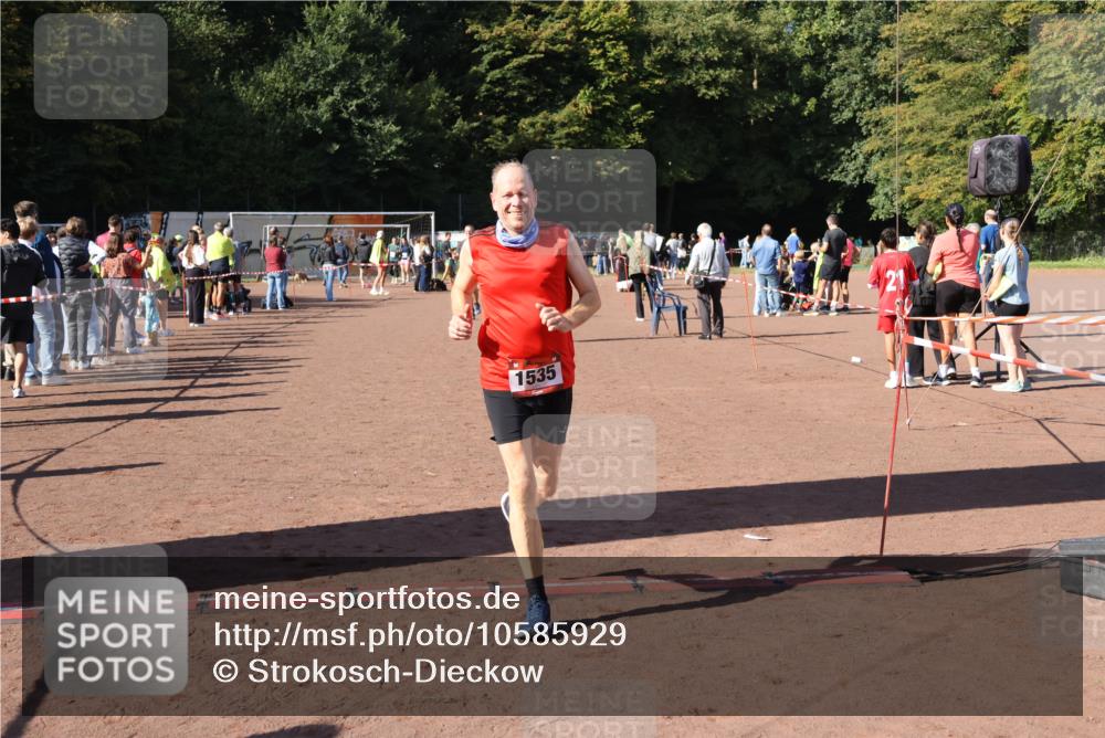 27.09.2026 - 35. Volkslauf durch das schöne Alstertal Strokosch-Dieckow http://msf.ph/oto/10585929 27.09.2026 11:54:51 Ziel 1472, 1497, 1535 meine-sportfotos.de