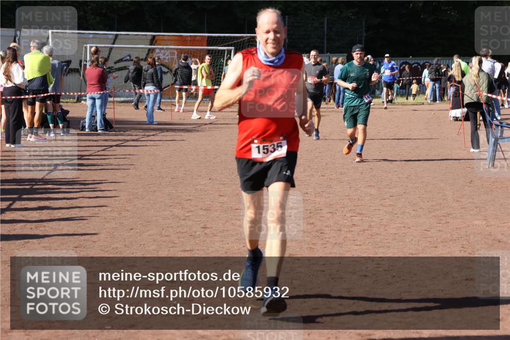 27.09.2026 - 35. Volkslauf durch das schöne Alstertal Strokosch-Dieckow http://msf.ph/oto/10585932 27.09.2026 11:54:50 Ziel 1472, 1497, 1535 meine-sportfotos.de