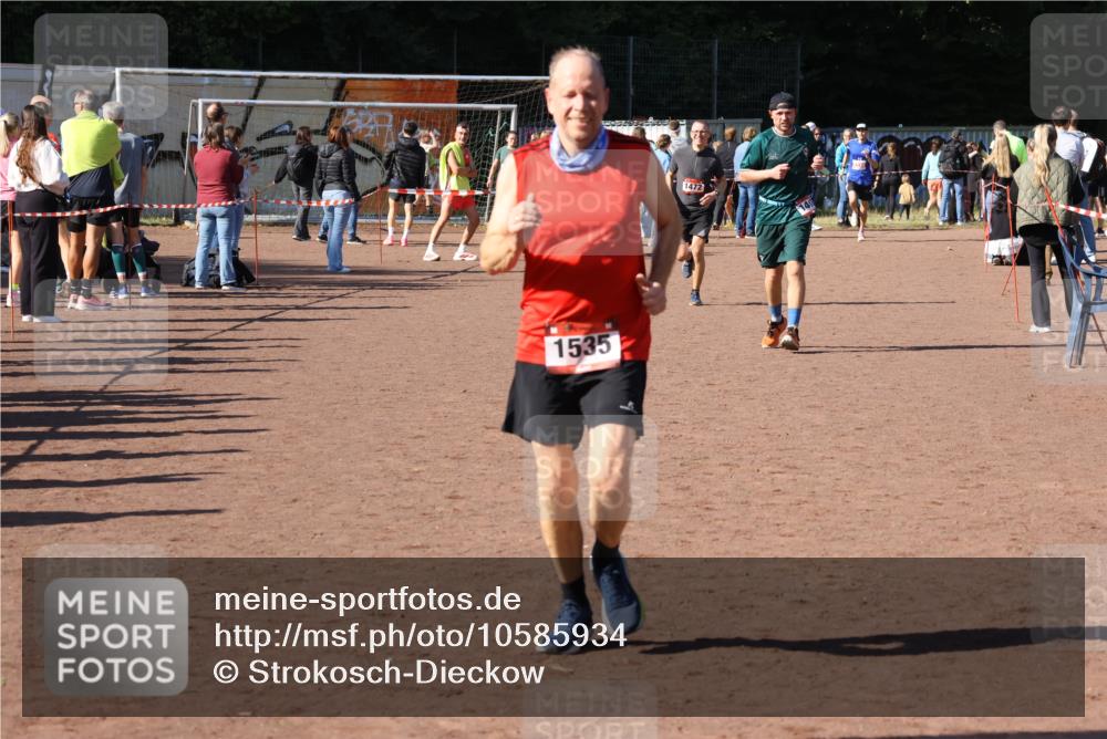 27.09.2026 - 35. Volkslauf durch das schöne Alstertal Strokosch-Dieckow http://msf.ph/oto/10585934 27.09.2026 11:54:50 Ziel 1472, 1497, 1535 meine-sportfotos.de