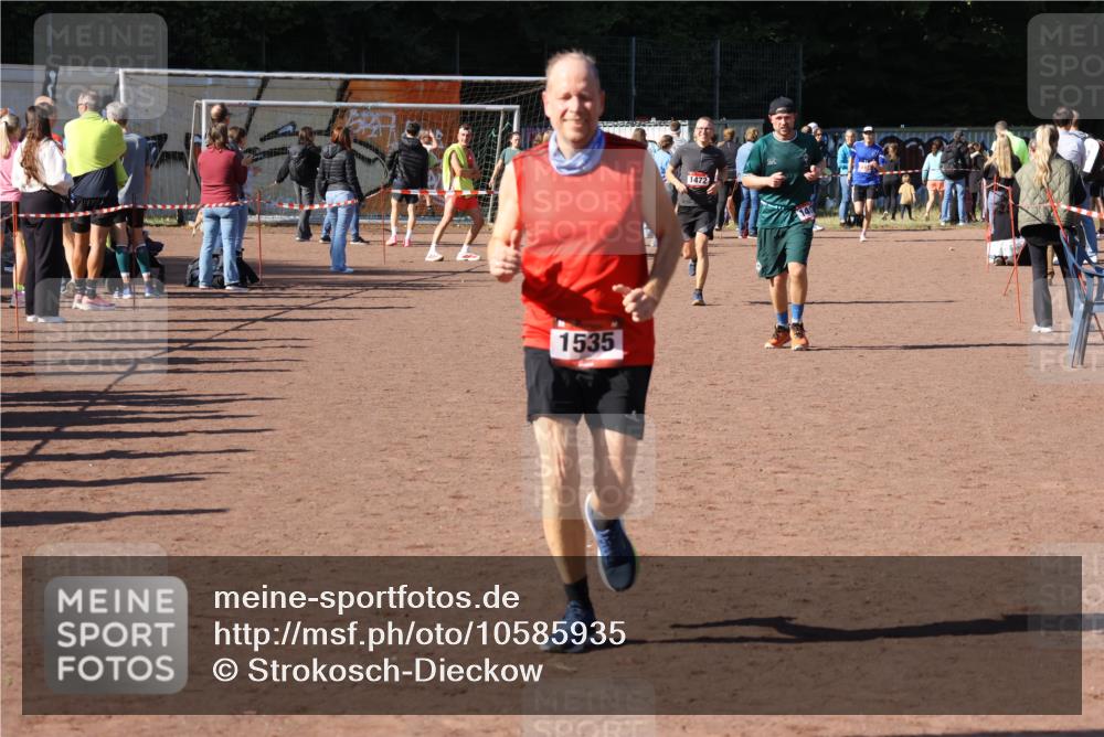 27.09.2026 - 35. Volkslauf durch das schöne Alstertal Strokosch-Dieckow http://msf.ph/oto/10585935 27.09.2026 11:54:50 Ziel 1472, 1497, 1535 meine-sportfotos.de