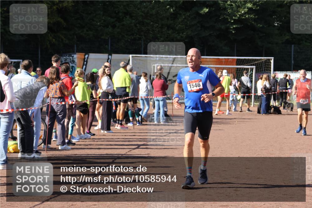 27.09.2026 - 35. Volkslauf durch das schöne Alstertal Strokosch-Dieckow http://msf.ph/oto/10585944 27.09.2026 11:54:43 Ziel 1535, 1546, 2462 meine-sportfotos.de