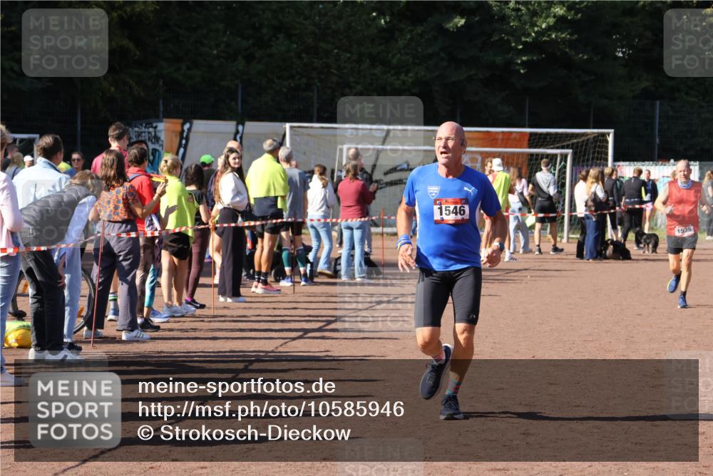 27.09.2026 - 35. Volkslauf durch das schöne Alstertal Strokosch-Dieckow http://msf.ph/oto/10585946 27.09.2026 11:54:43 Ziel 1535, 1546, 2462 meine-sportfotos.de