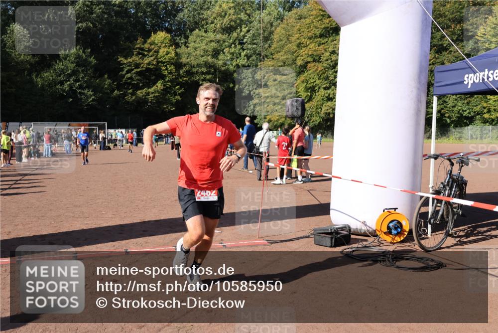 27.09.2026 - 35. Volkslauf durch das schöne Alstertal Strokosch-Dieckow http://msf.ph/oto/10585950 27.09.2026 11:54:40 Ziel 1546, 1571, 2462 meine-sportfotos.de