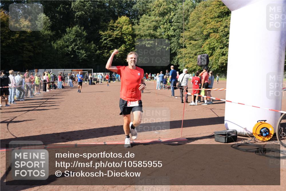27.09.2026 - 35. Volkslauf durch das schöne Alstertal Strokosch-Dieckow http://msf.ph/oto/10585955 27.09.2026 11:54:39 Ziel 1546, 1571, 2462 meine-sportfotos.de