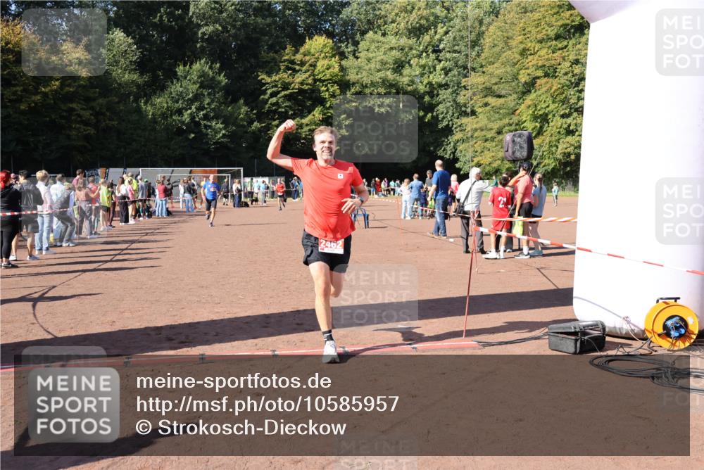 27.09.2026 - 35. Volkslauf durch das schöne Alstertal Strokosch-Dieckow http://msf.ph/oto/10585957 27.09.2026 11:54:39 Ziel 1546, 1571, 2462 meine-sportfotos.de